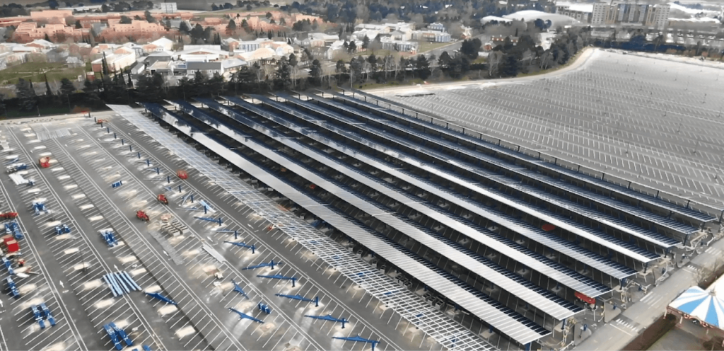 Construction des ombrières photovoltaïques à Disneyland