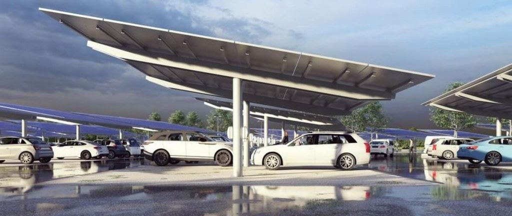 Photo d'ombrières photovoltaïques sous un ciel nuageux